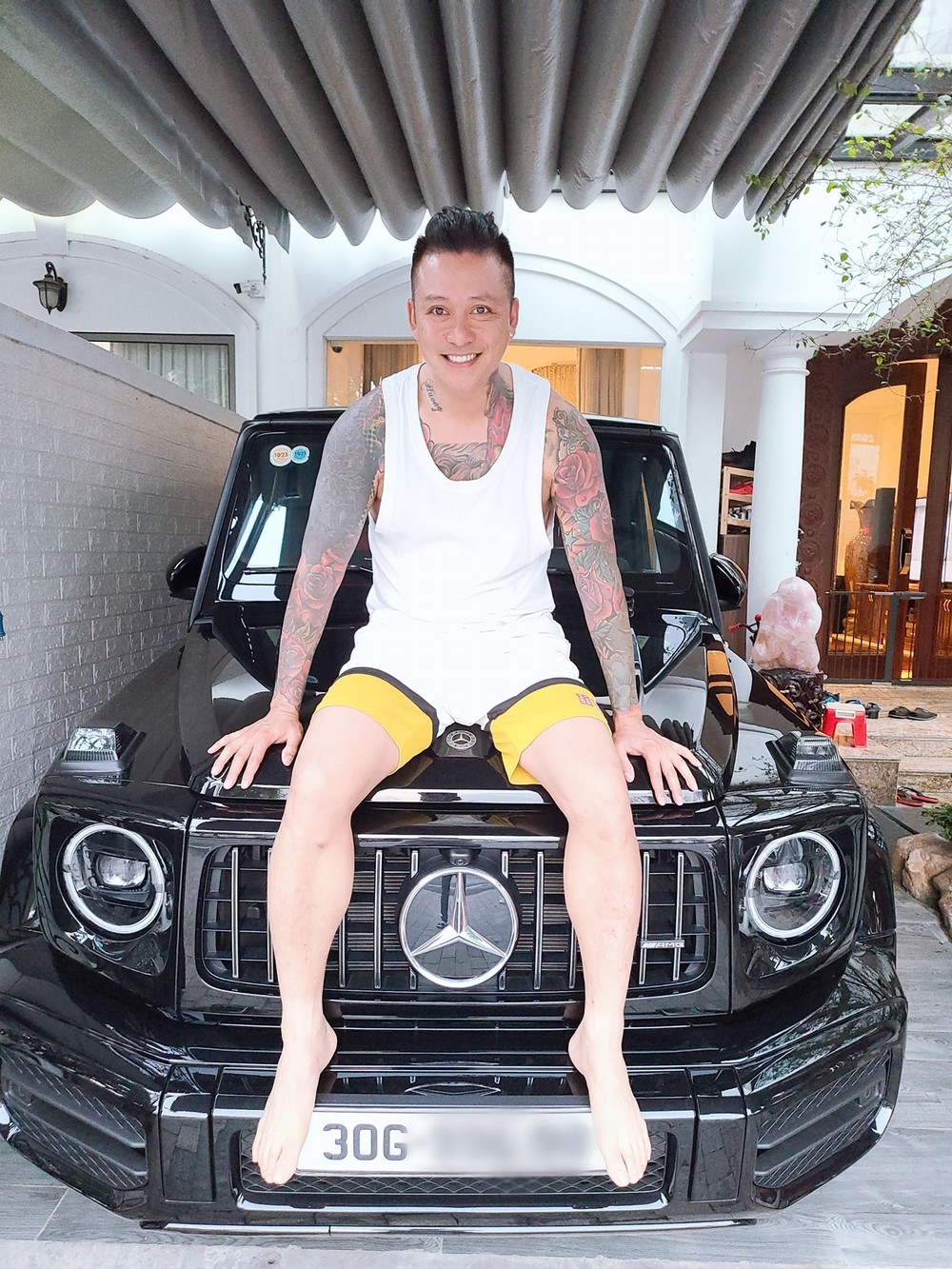 Tuấn Hưng chia sẻ hình ảnh chụp cùng chiếc xe SUV hạng sang Mercedes-AMG G63 mới mua từ một người bạn chuyên bán siêu xe và xe sang ở Hà Nội